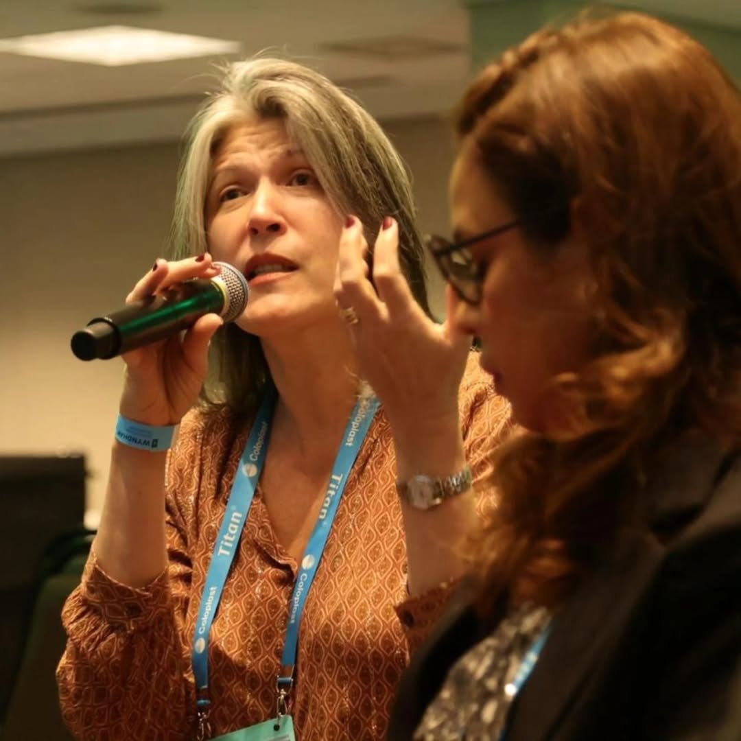 Dra. Mariana Maldonado palestrando ao microfone